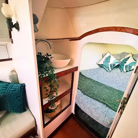 Botel Sirius - Boat House *